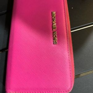 Micheal kors wallet pink